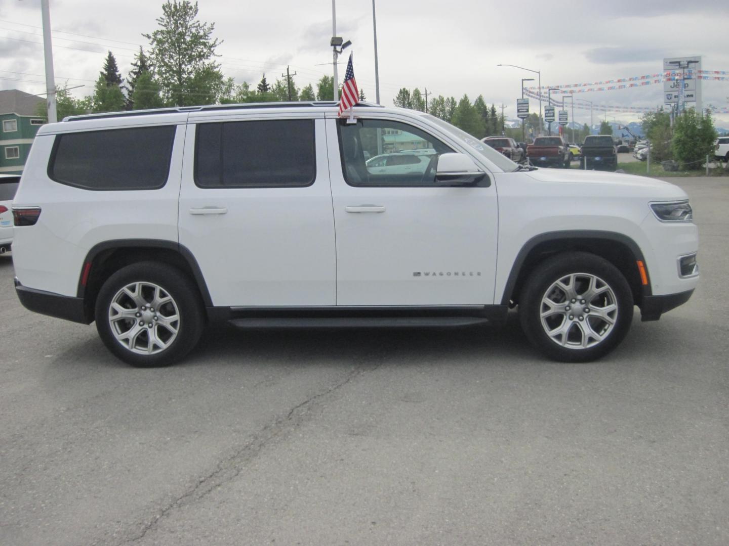 2022 white /black Jeep Wagoneer series II (1C4SJVBT6NS) , located at 9530 Old Seward Highway, Anchorage, AK, 99515, (907) 349-3343, 61.134140, -149.865570 - Nice 2022 Jeep Wagoneer Series II come take a test drive. - Photo#2